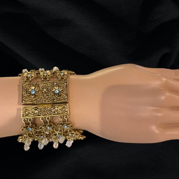 Cuff Bracelet, Gold-Toned with Baby Blue Flowers, Vintage - Picture 9 of 9